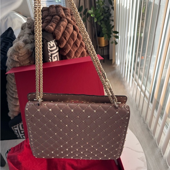 Authentic Valentino Garavani Large Quilted Studded Shoulder Bag - Picture 9 of 16